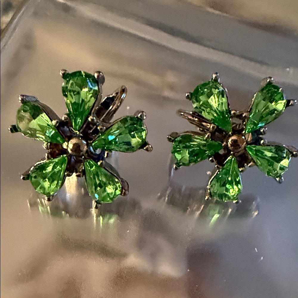 New Clip Green Crystal Flower Stud Earrings - 3/4” stunning